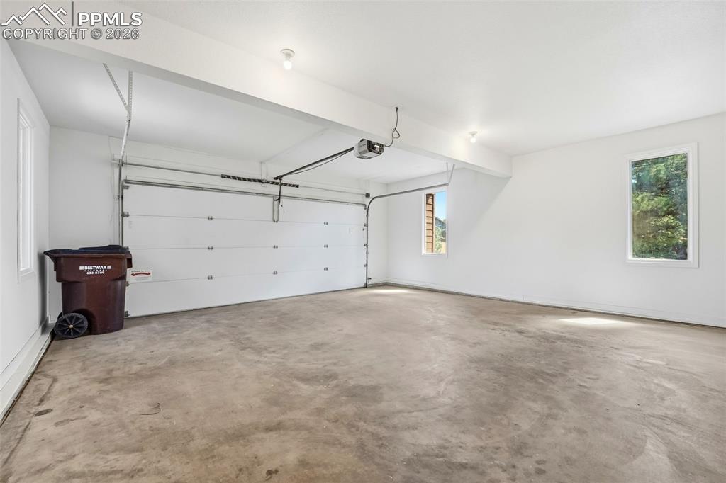 Image 35 of 50: Garage