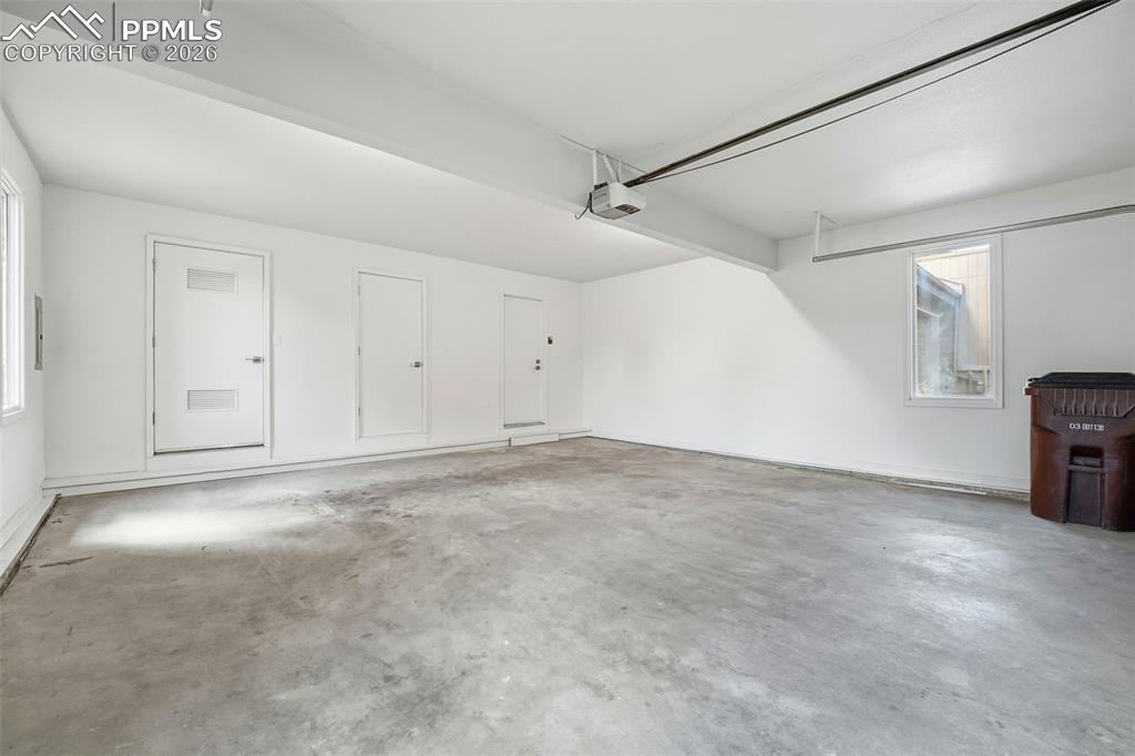 Image 36 of 50: Garage