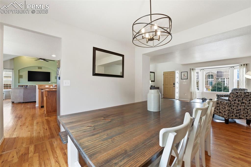 Image 10 of 50: Dining Area