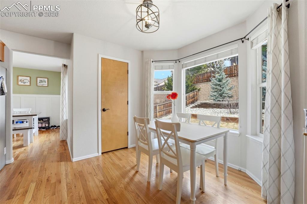 Image 11 of 50: Dining Area