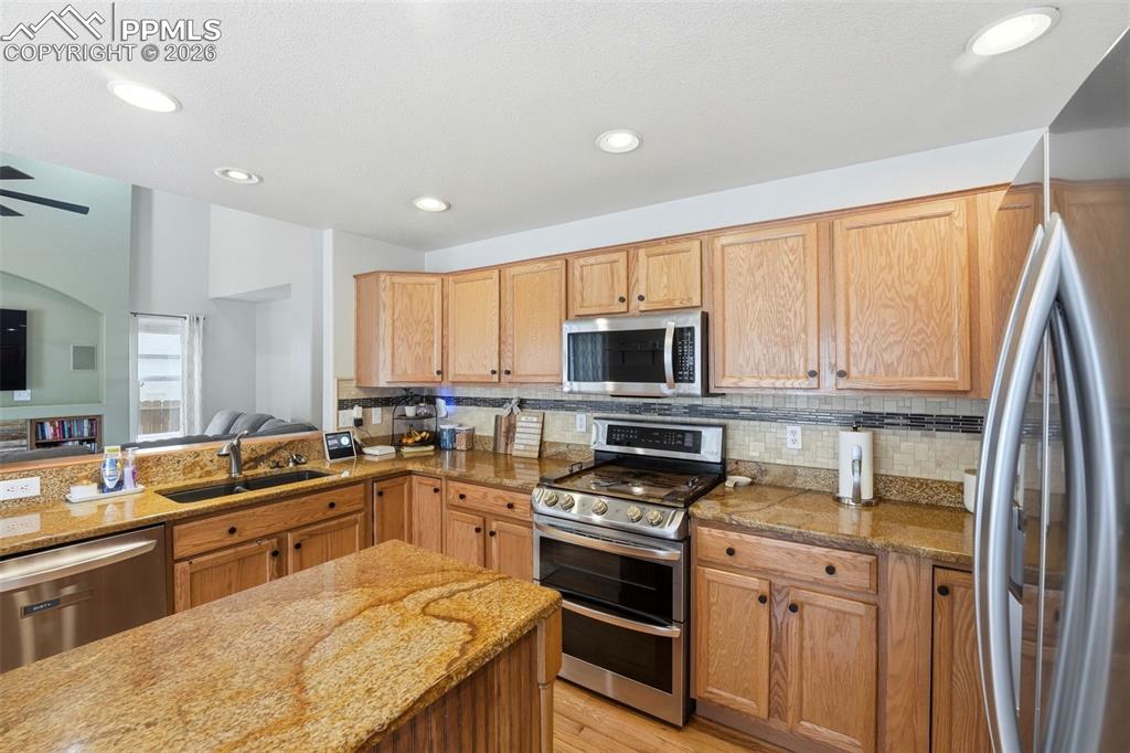 Image 14 of 50: Kitchen