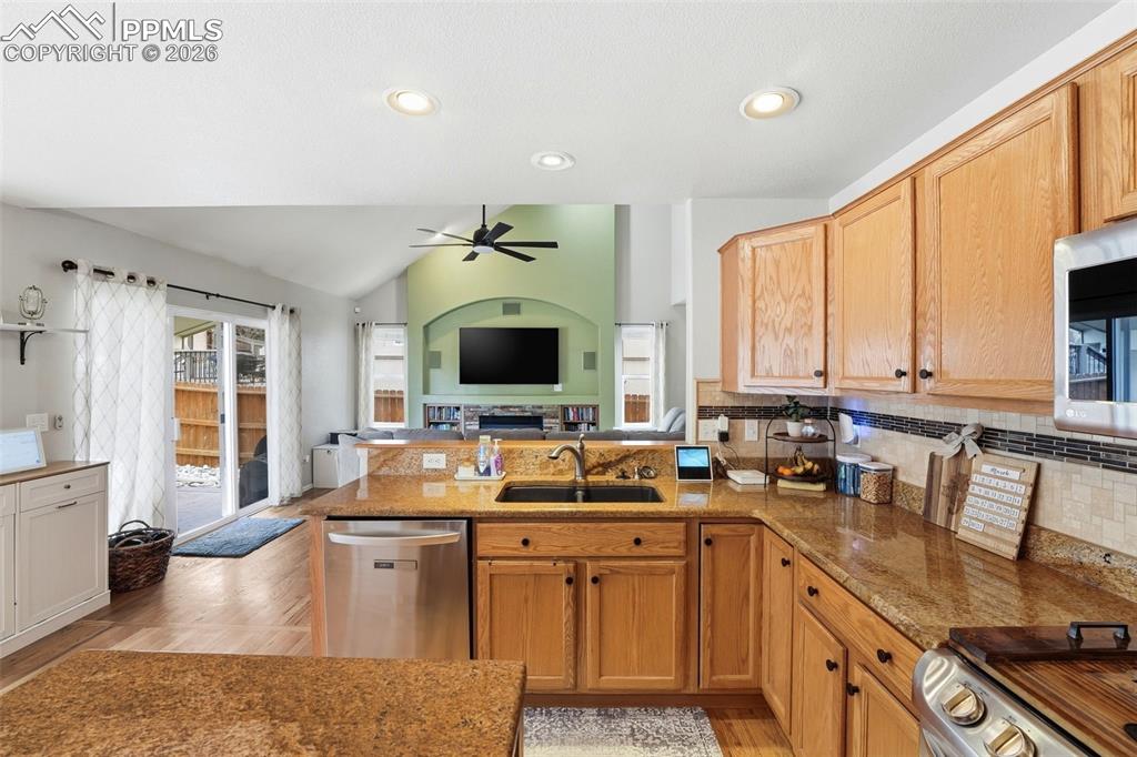 Image 15 of 50: Kitchen