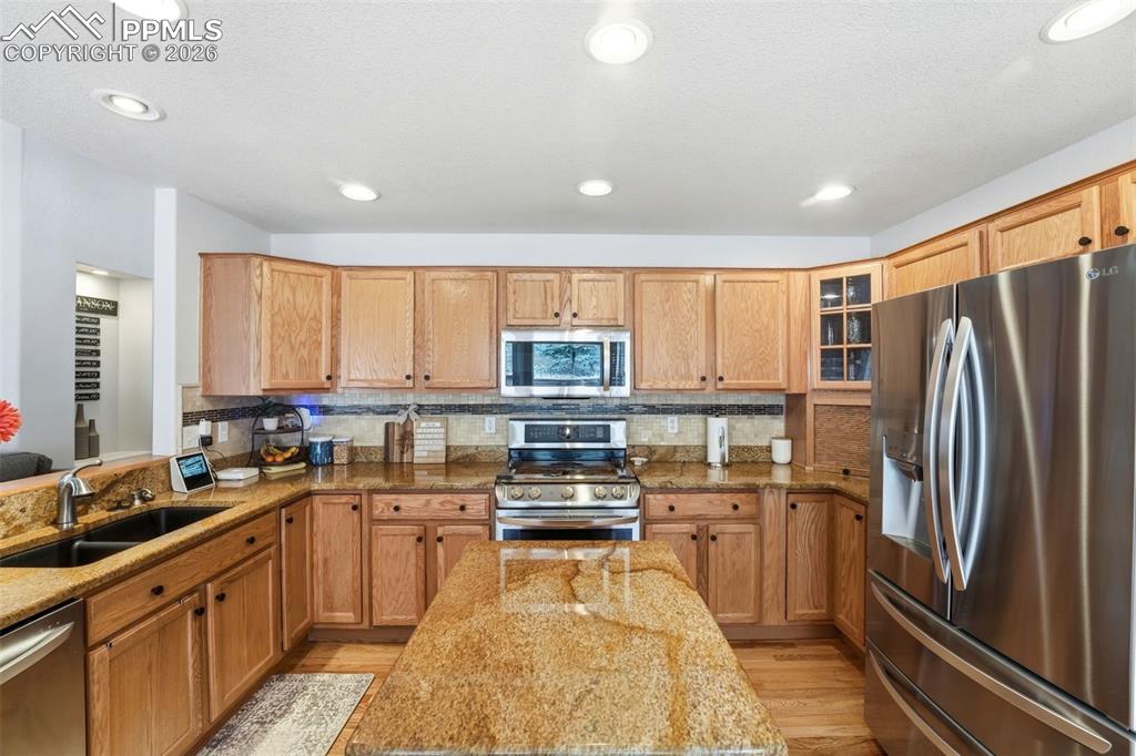 Image 16 of 50: Kitchen