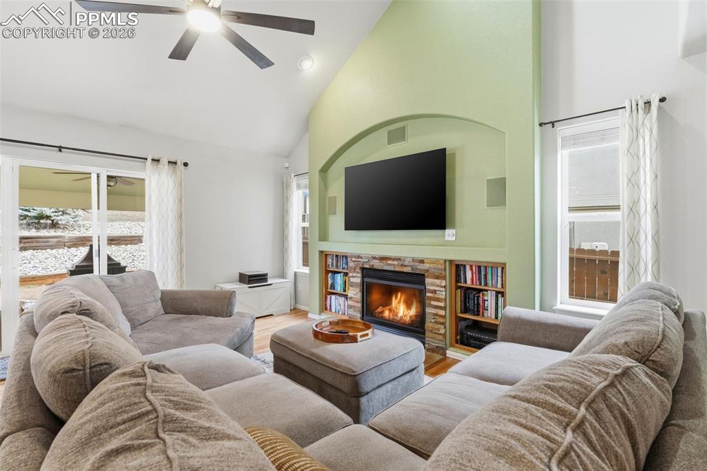 Image 19 of 50: Living Room