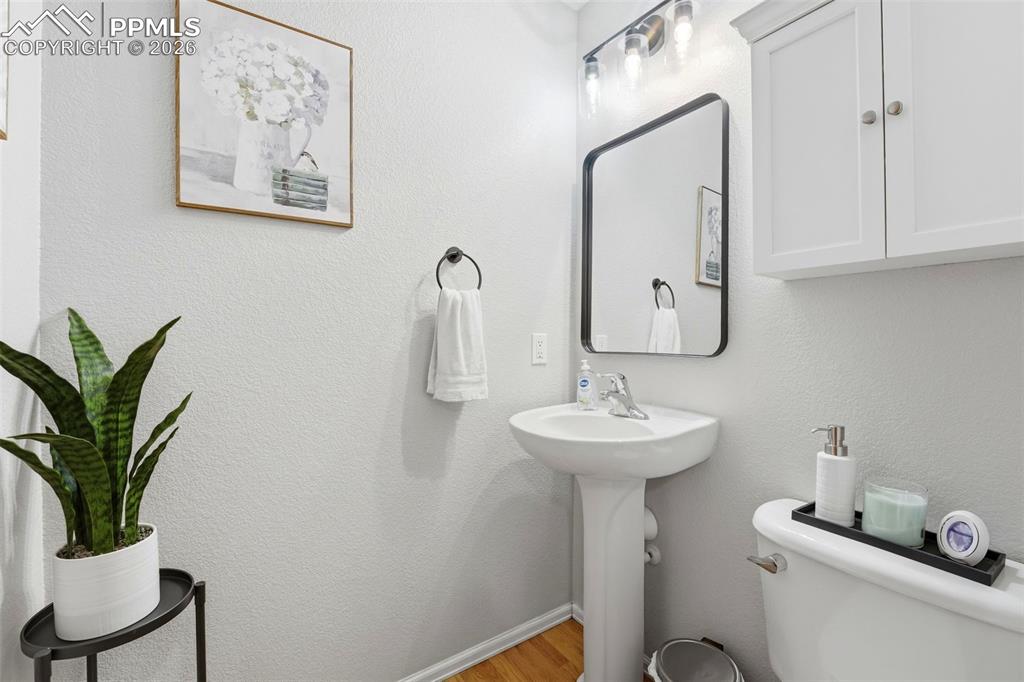 Image 23 of 50: Main level 1/2 Bath