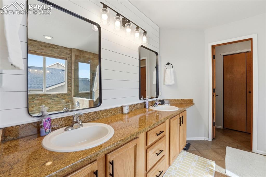 Image 27 of 50: Master 5pc Bath