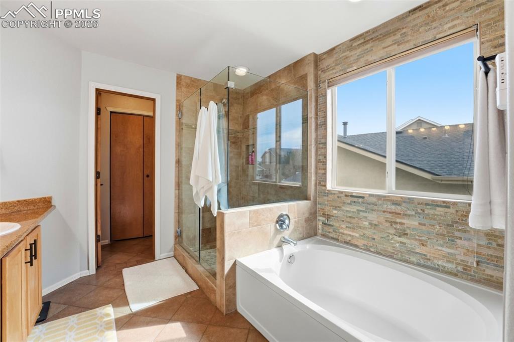 Image 28 of 50: Master 5pc Bath