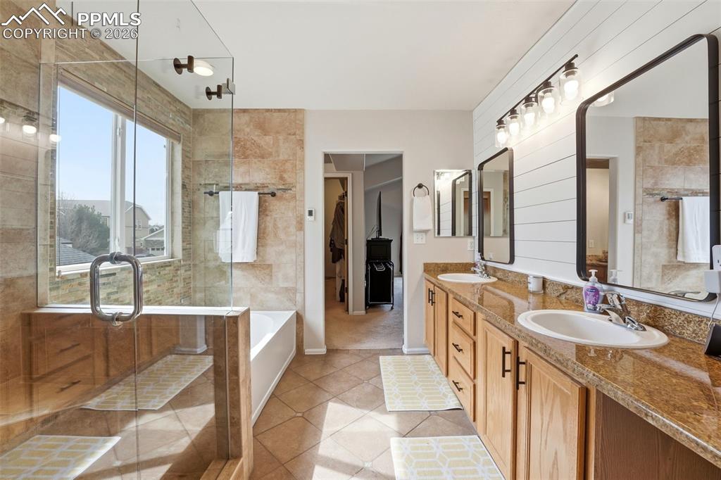 Image 29 of 50: Master 5pc Bath