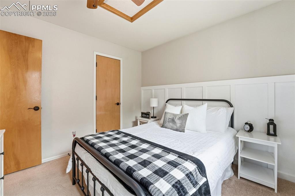 Image 32 of 50: Bedroom