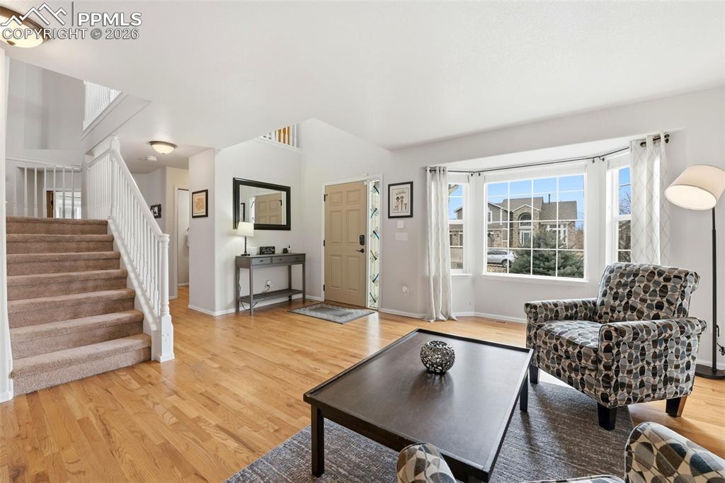 Image 5 of 50: Living Room