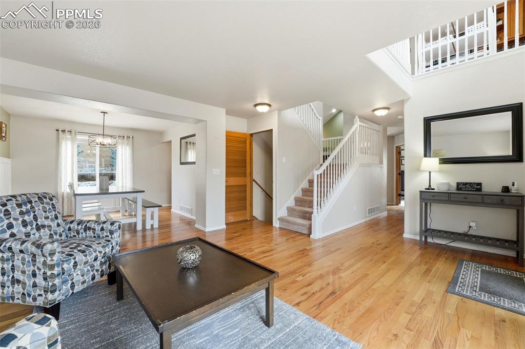 Image 7 of 50: Living Room