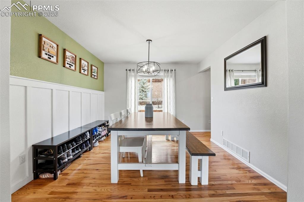 Image 8 of 50: Dining Area