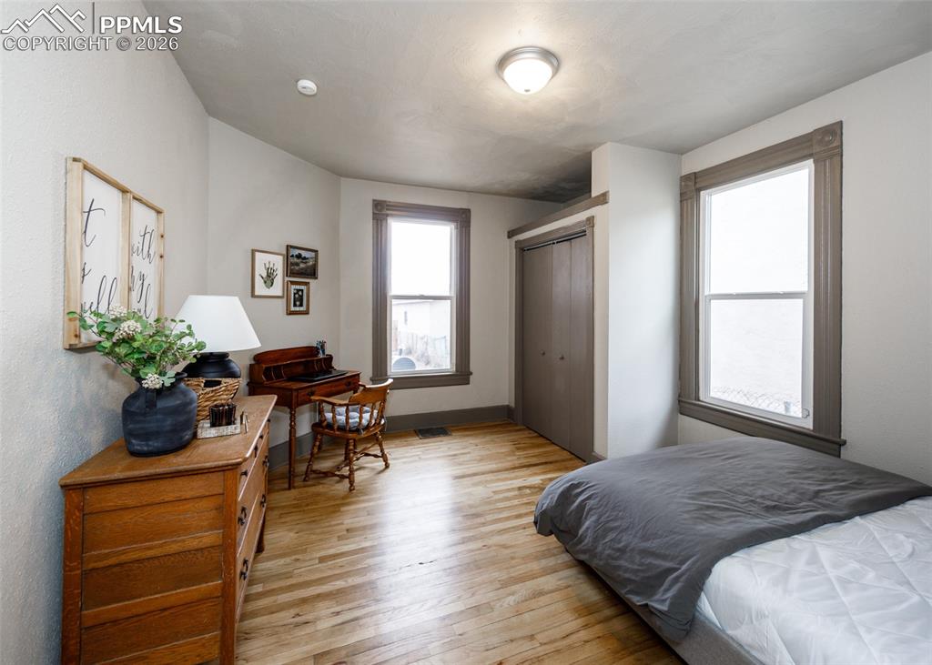 Image 11 of 50: Bedroom