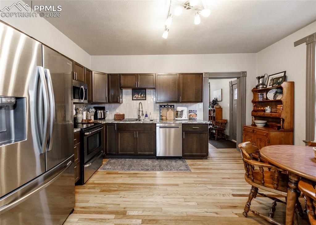 Image 16 of 50: Kitchen