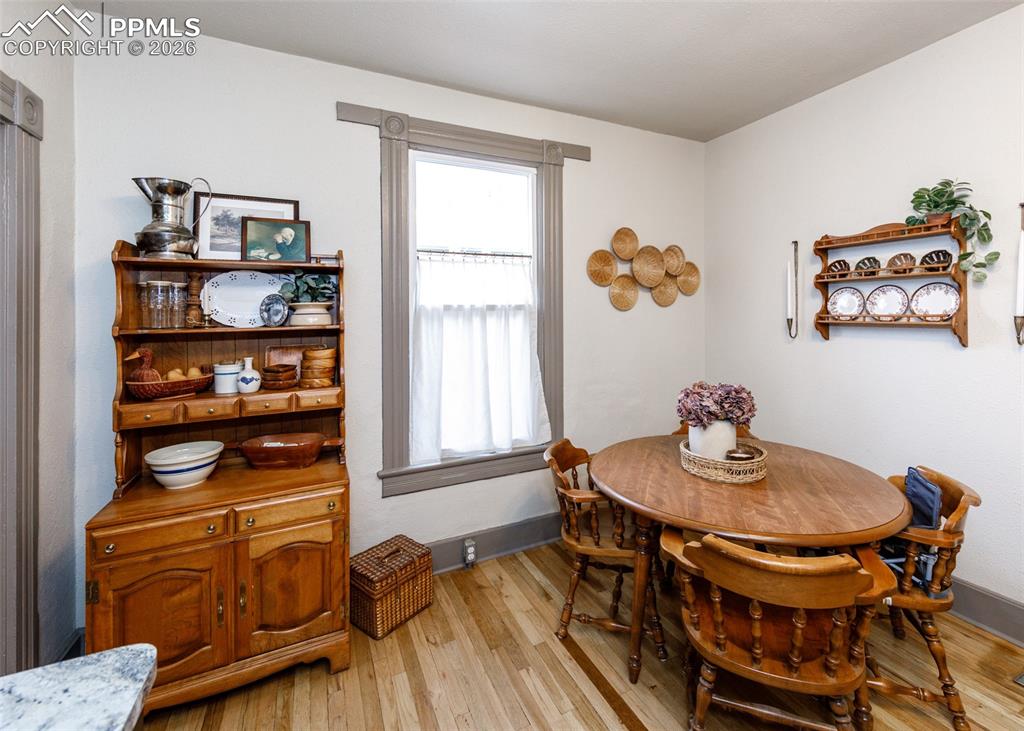 Image 17 of 50: Dining Area