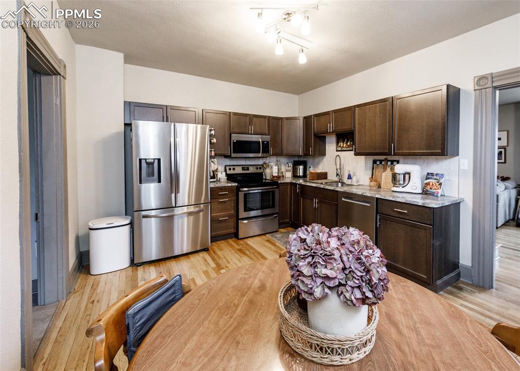 Image 18 of 50: Kitchen