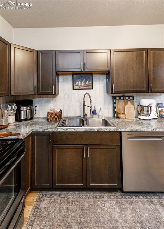 Image 19 of 50: Kitchen