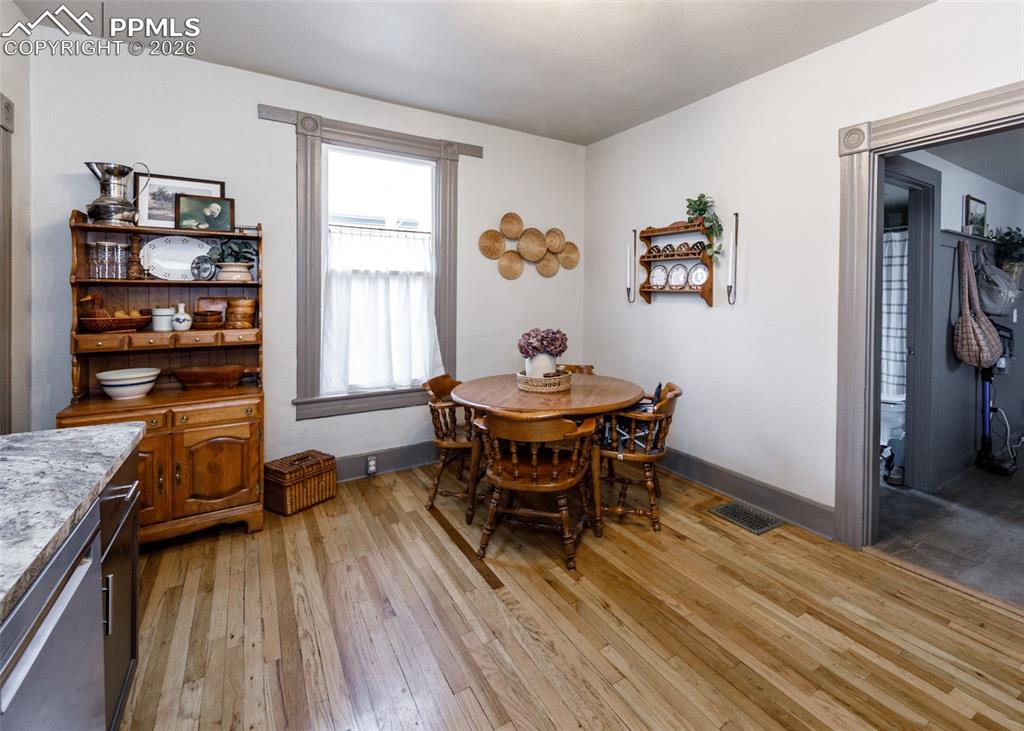 Image 20 of 50: Dining Area