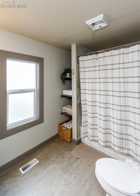 Image 23 of 50: Bathroom