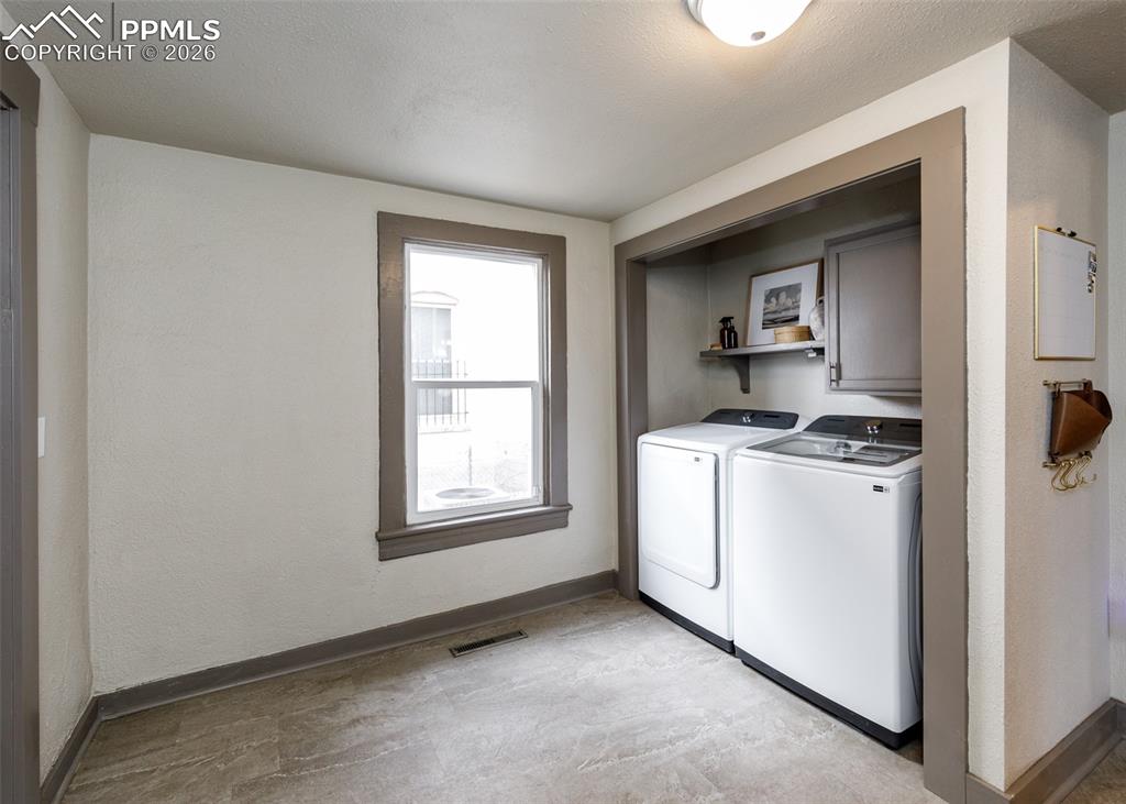 Image 26 of 50: Laundry