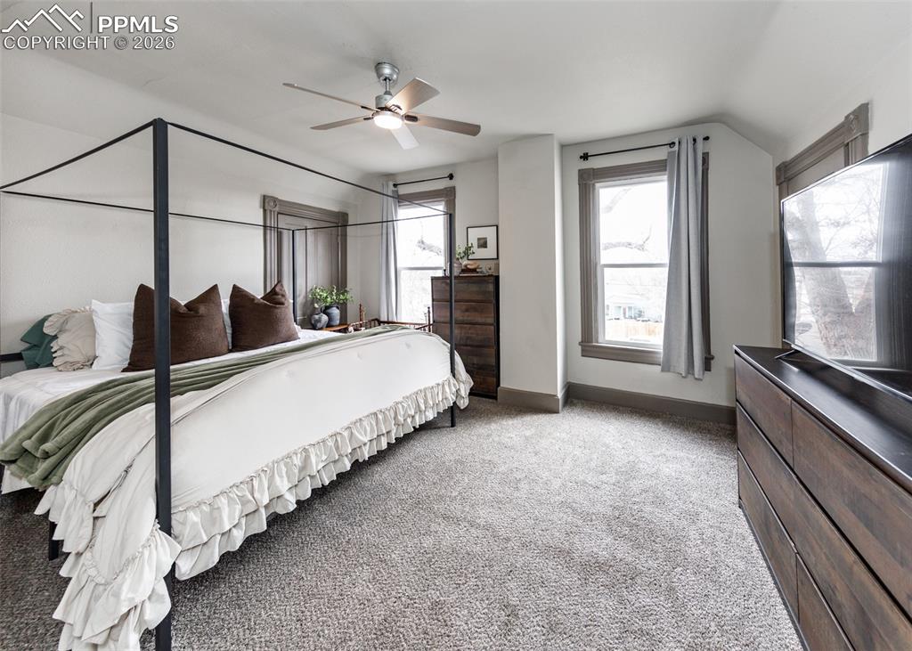 Image 32 of 50: Bedroom