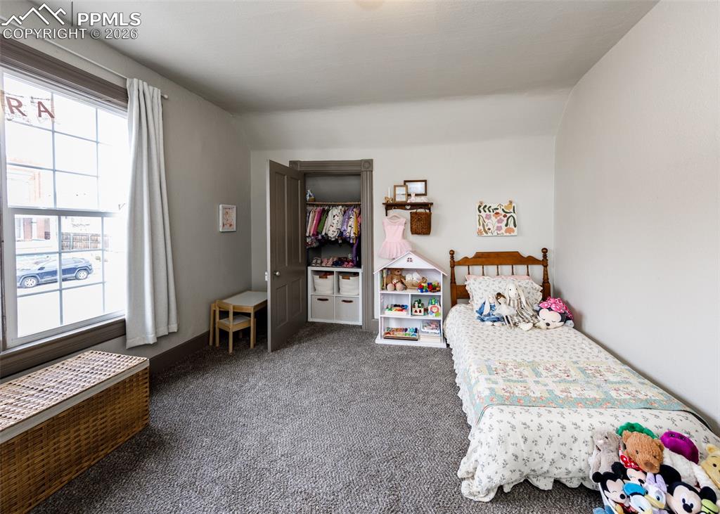 Image 38 of 50: Bedroom