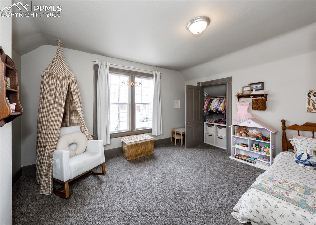 Image 39 of 50: Bedroom