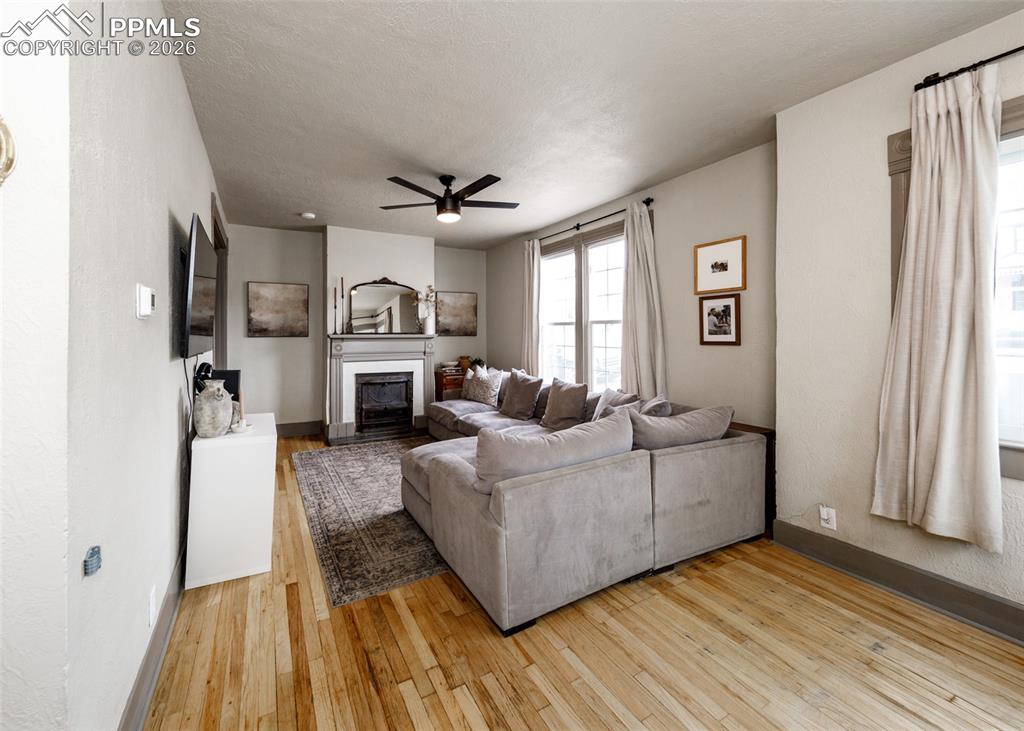 Image 5 of 50: Living Room