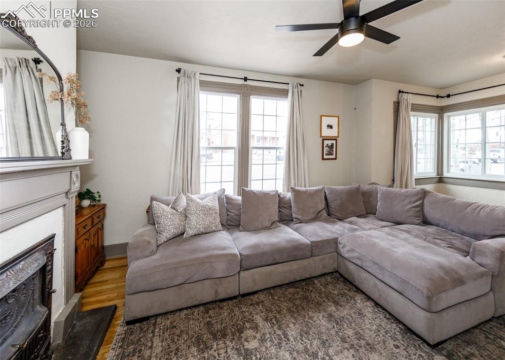 Image 7 of 50: Living Room