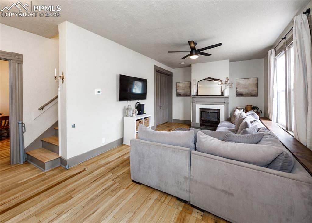 Image 8 of 50: Living Room