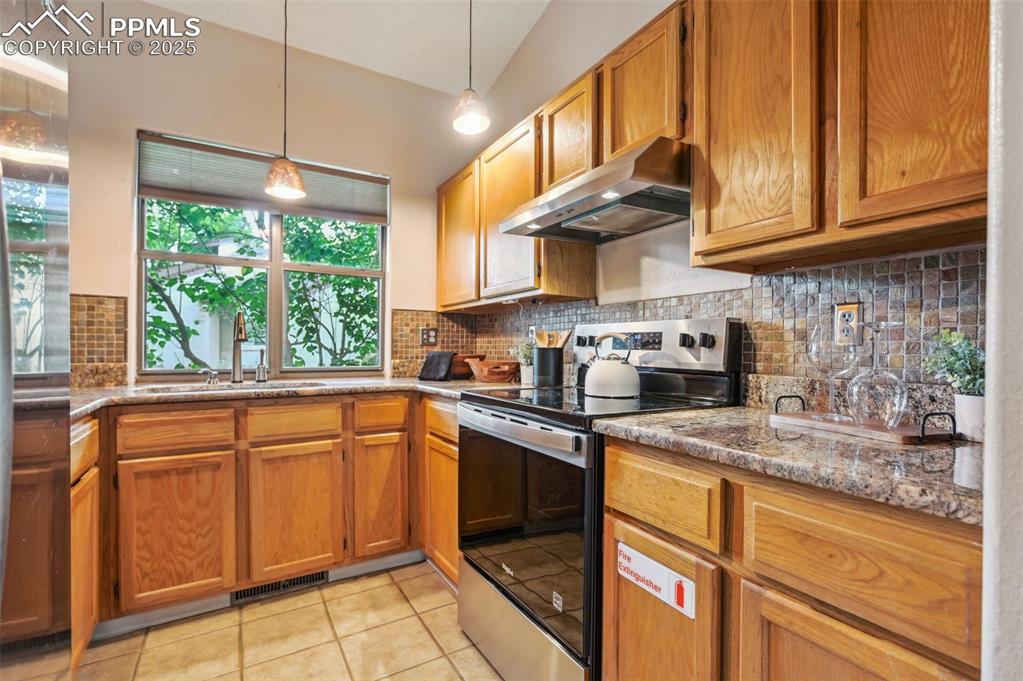 Image 7 of 31: Kitchen