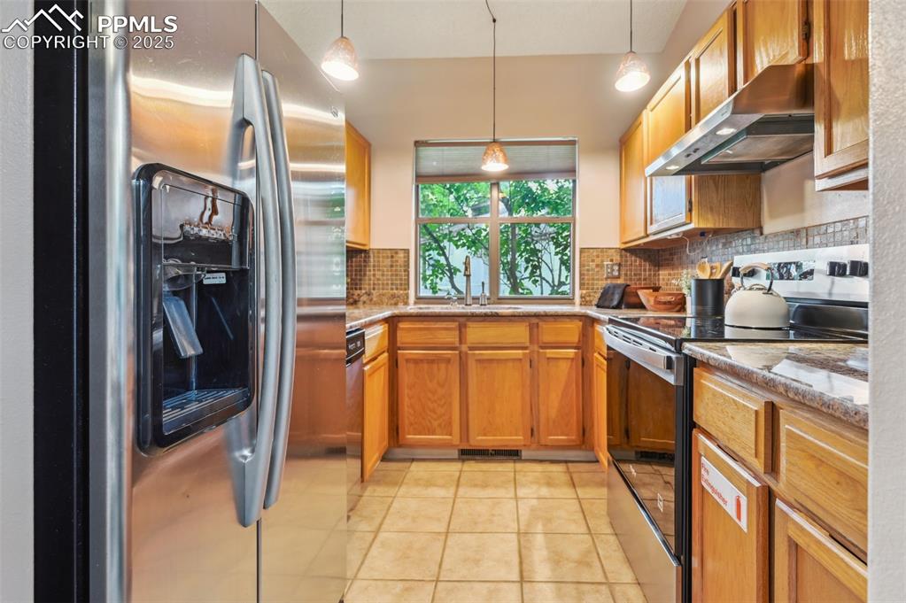 Image 8 of 31: Kitchen