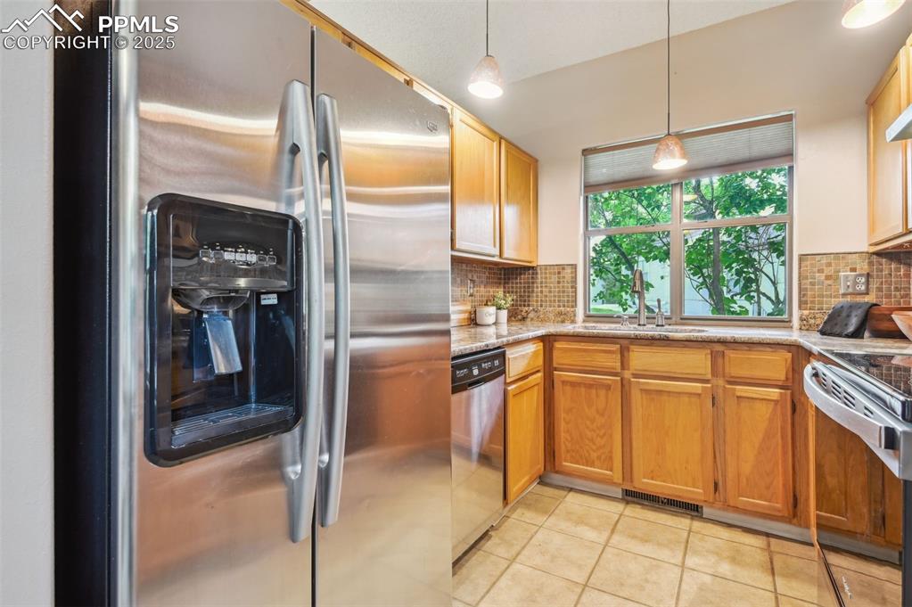Image 9 of 31: Kitchen