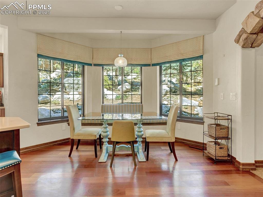 Image 18 of 37: Kitchen dining area