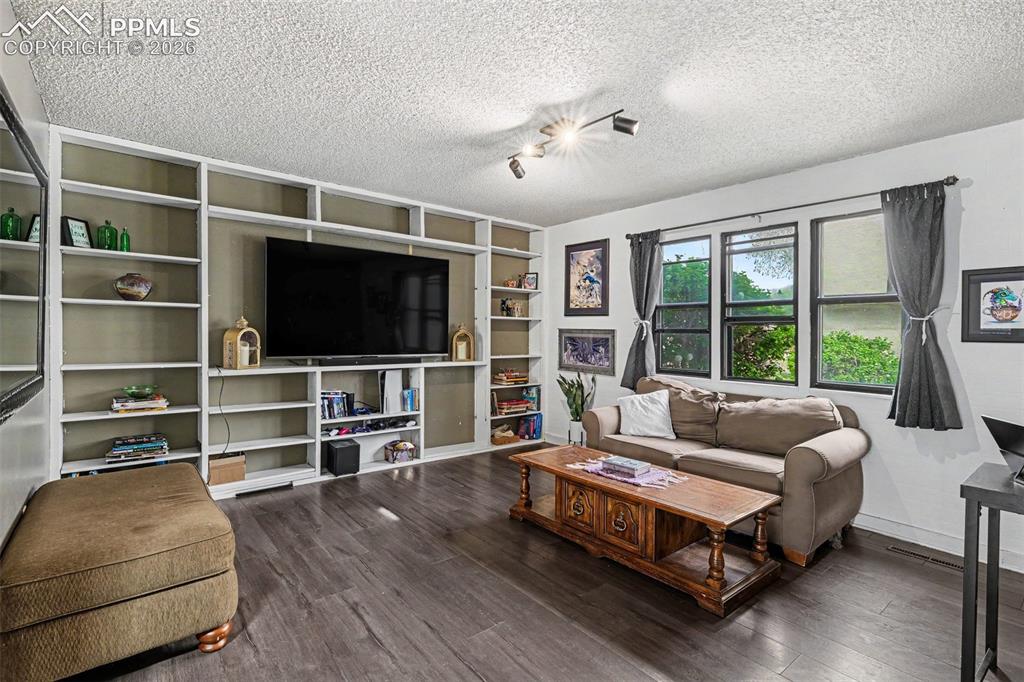 Image 11 of 27: Living Room
