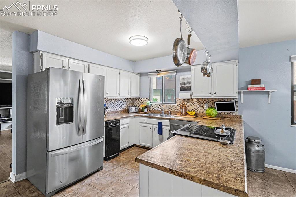 Image 14 of 27: Kitchen