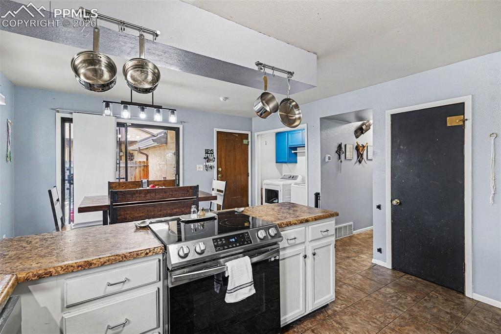 Image 15 of 27: Kitchen