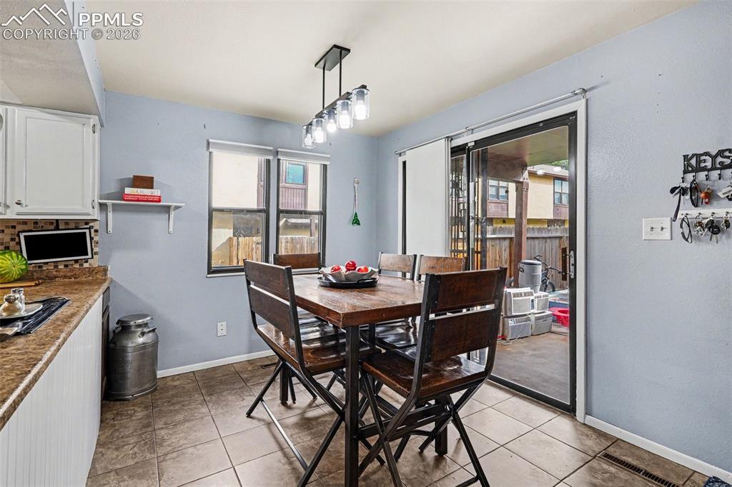 Image 16 of 27: Dining Area