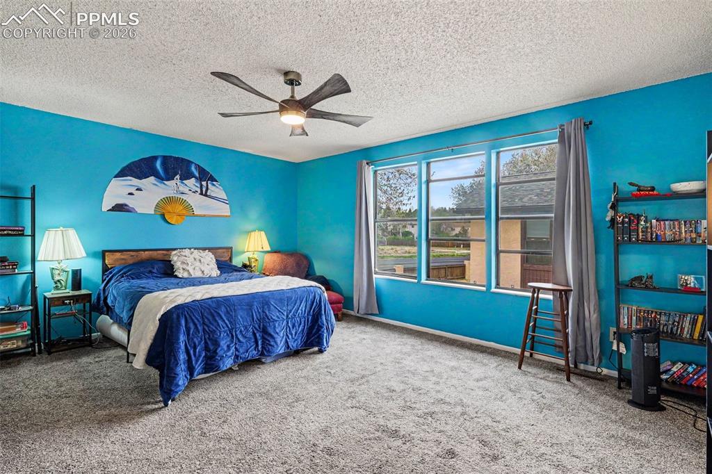 Image 18 of 27: Bedroom