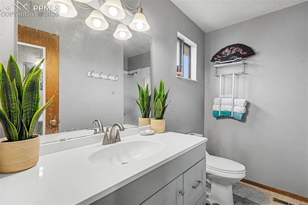 Image 20 of 27: Bathroom