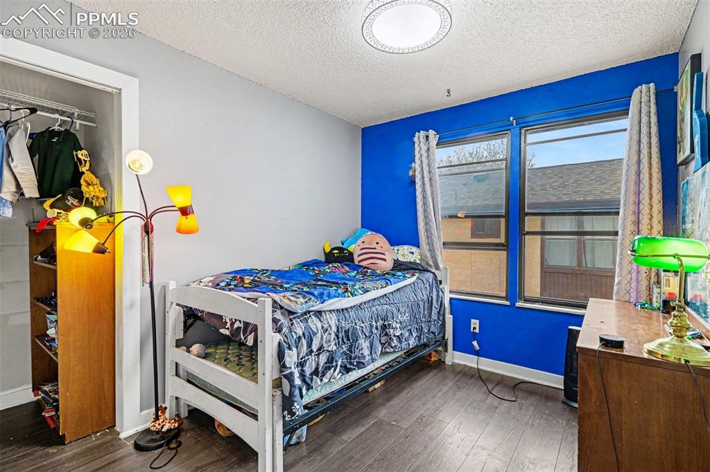 Image 22 of 27: Bedroom