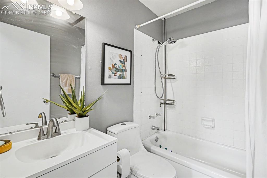 Image 23 of 27: Bathroom