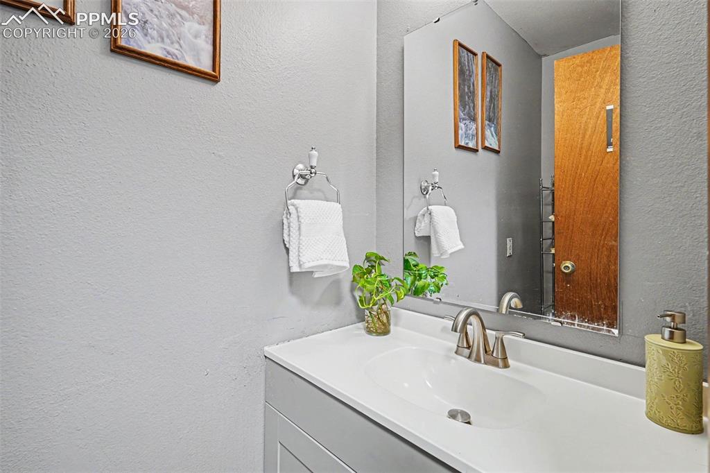 Image 8 of 27: Bathroom
