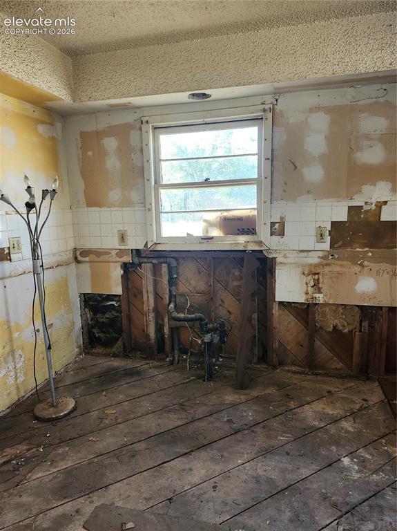 Image 10 of 14: Kitchen.