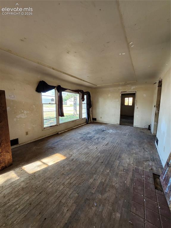 Image 11 of 14: Living room.