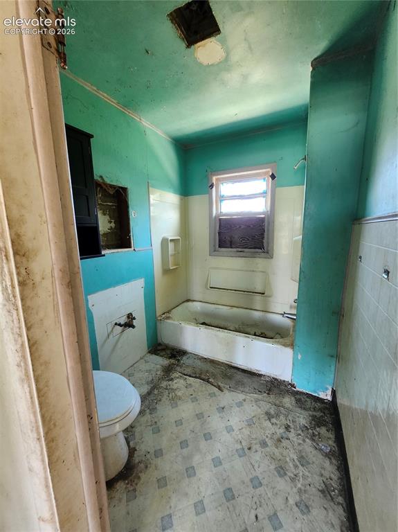 Image 13 of 14: Bathroom.