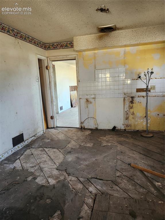 Image 9 of 14: Kitchen.