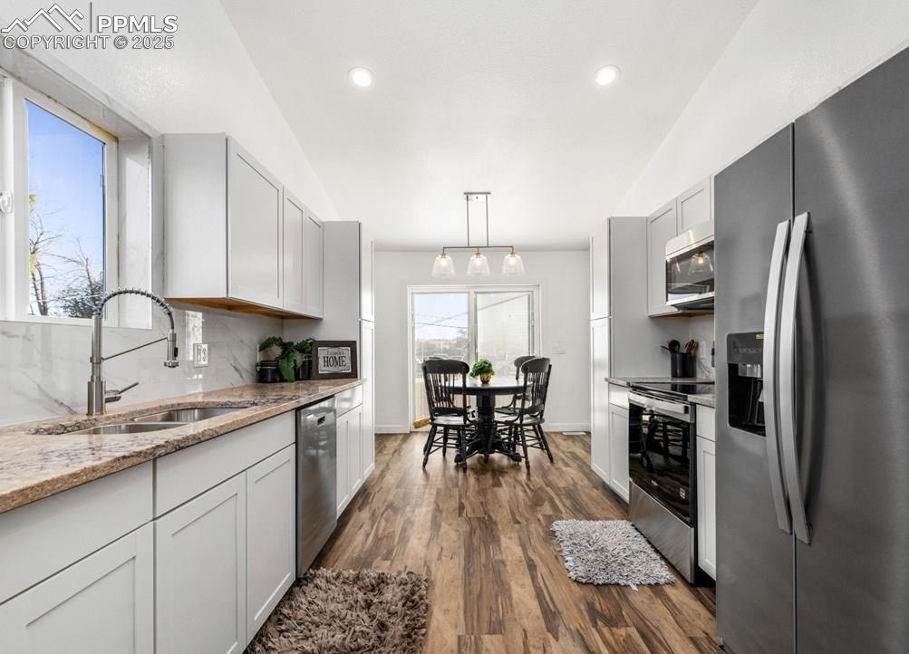 Image 11 of 15: Kitchen