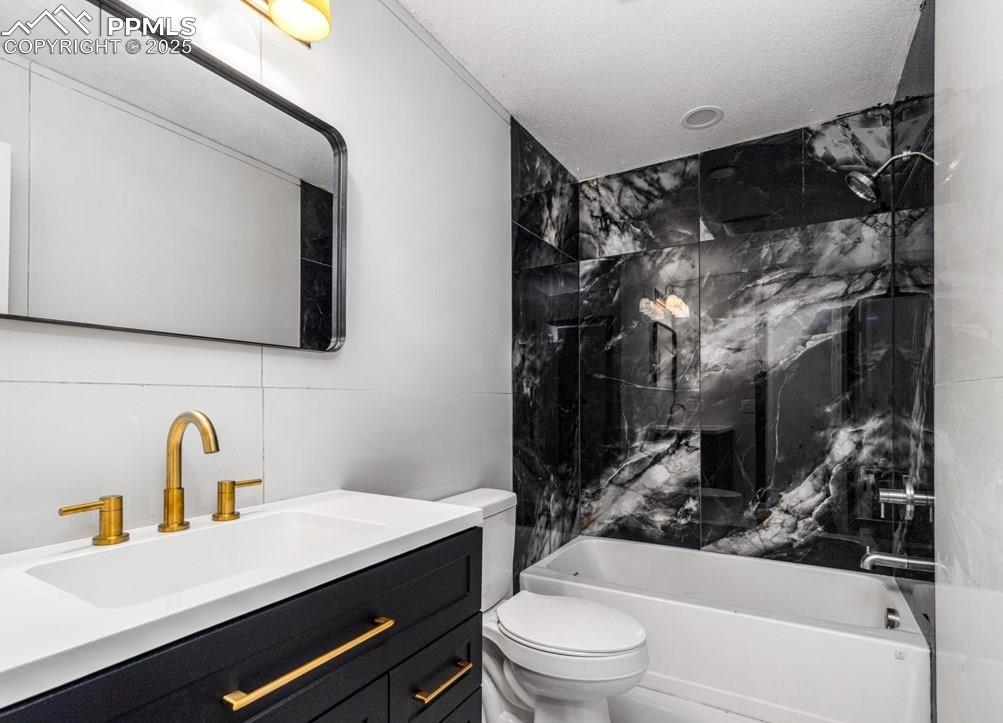 Image 12 of 15: Bathroom