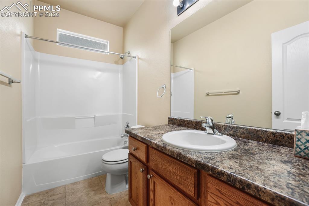 Image 21 of 38: Full Hall Bath (Main Floor)